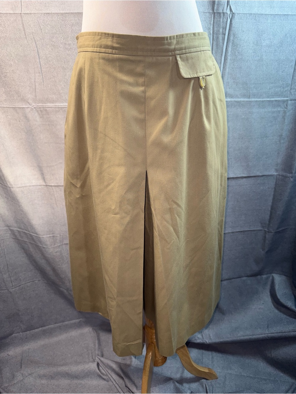 1553-Vintage Country Suburbans High-Waist Tan Bermudas with Front Pleat